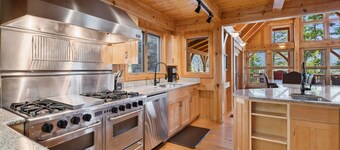 Book a Holiday Stay! Ski-in/Ski-out Big Mountain Home! Hot Tub and Sauna!