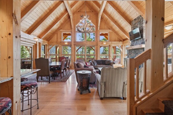 Smart TV, fireplace - Book a Holiday Stay! Ski-in/Ski-out Big Mountain Home! Hot Tub and Sauna! (Whitefish)