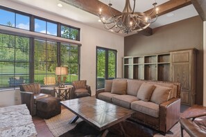 Smart TV, fireplace - Book for Winter! Ski-in Ski-Out Townhome on Whitefish Mountain! Private Hot Tub! (Whitefish)