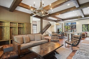 Smart TV, fireplace - Book for Winter! Ski-in Ski-Out Townhome on Whitefish Mountain! Private Hot Tub! (Whitefish)