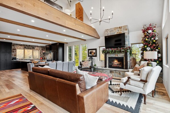 Smart TV, fireplace, stereo - Book a Holiday Stay! Hot Tub! Next to the NEW HIGH-SPEED 6 PACK Chairlift! (Whitefish)