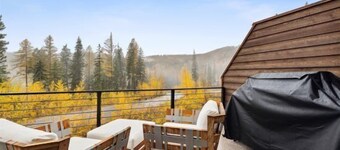 Book a Holiday Stay! Hot Tub! Next to the NEW HIGH-SPEED 6 PACK Chairlift!