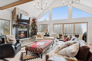 Smart TV, fireplace, stereo - Book a Holiday Stay! Hot Tub! Next to the NEW HIGH-SPEED 6 PACK Chairlift! (Whitefish)
