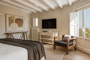 8 bedrooms, iron/ironing board, free WiFi, bed sheets