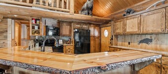 Book a Ski Stay! Montana Log Cabin! Easy Access to Downtown Whitefish!