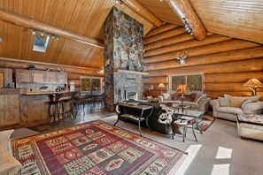 Smart TV, fireplace - Book a Holiday Stay! Montana Log Cabin! Easy Access to Downtown Whitefish! (Whitefish)