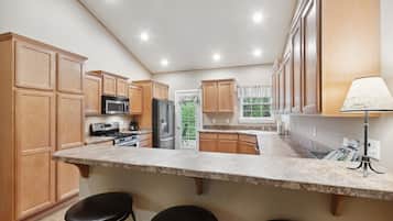 冷蔵庫、電子レンジ、オーブン、コンロ