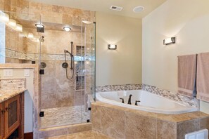 Dusche, Whirlpool, Haartrockner, Handtücher