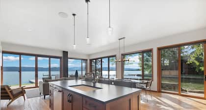 Spend Holidays at Flathead Lake! Stunning Lake house less than a mile from Downtown Bigfork!