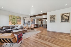 Smart-TV, Kamin, Arbeitsbereiche