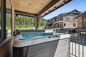 Outdoor spa tub - Book for Festive! Big Mountain Ski-in Ski-out Townhome off Chair 9! Hot tub! (Whitefish)