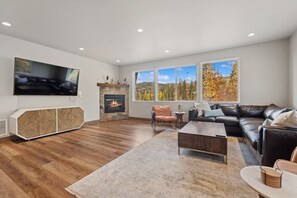 Smart-TV, Kamin, Arbeitsbereiche