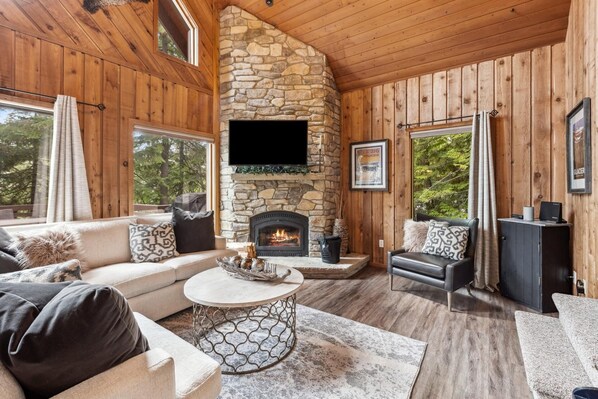 Televisión, chimenea y futbolito