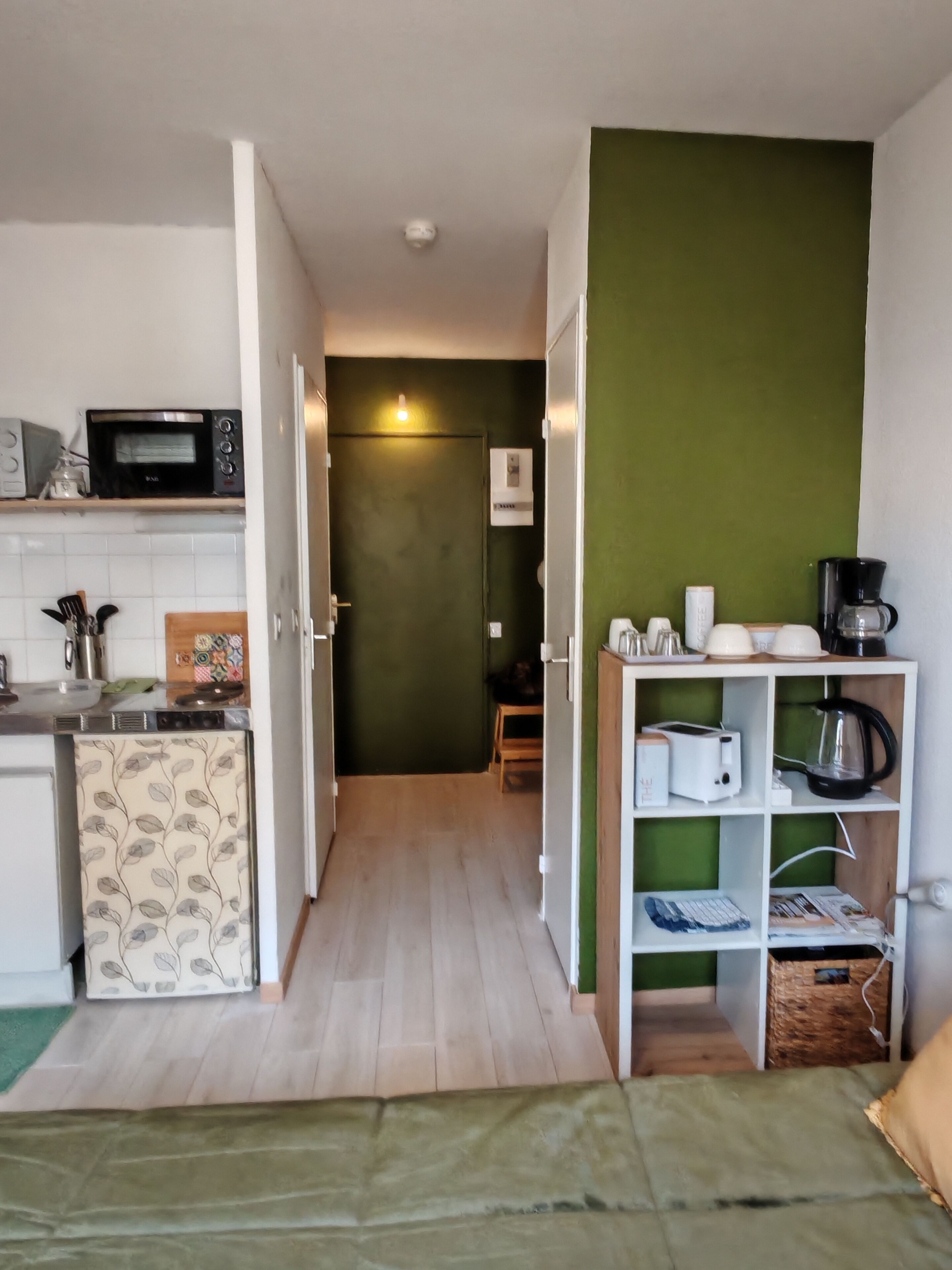 Tabla de planchar con plancha, wifi gratis, ropa de cama