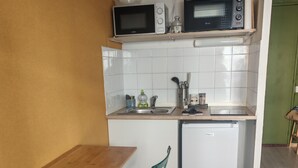 Wasserkocher mit Kaffee-/Teezubehör, Kühlschrank, Mikrowelle, Ofen