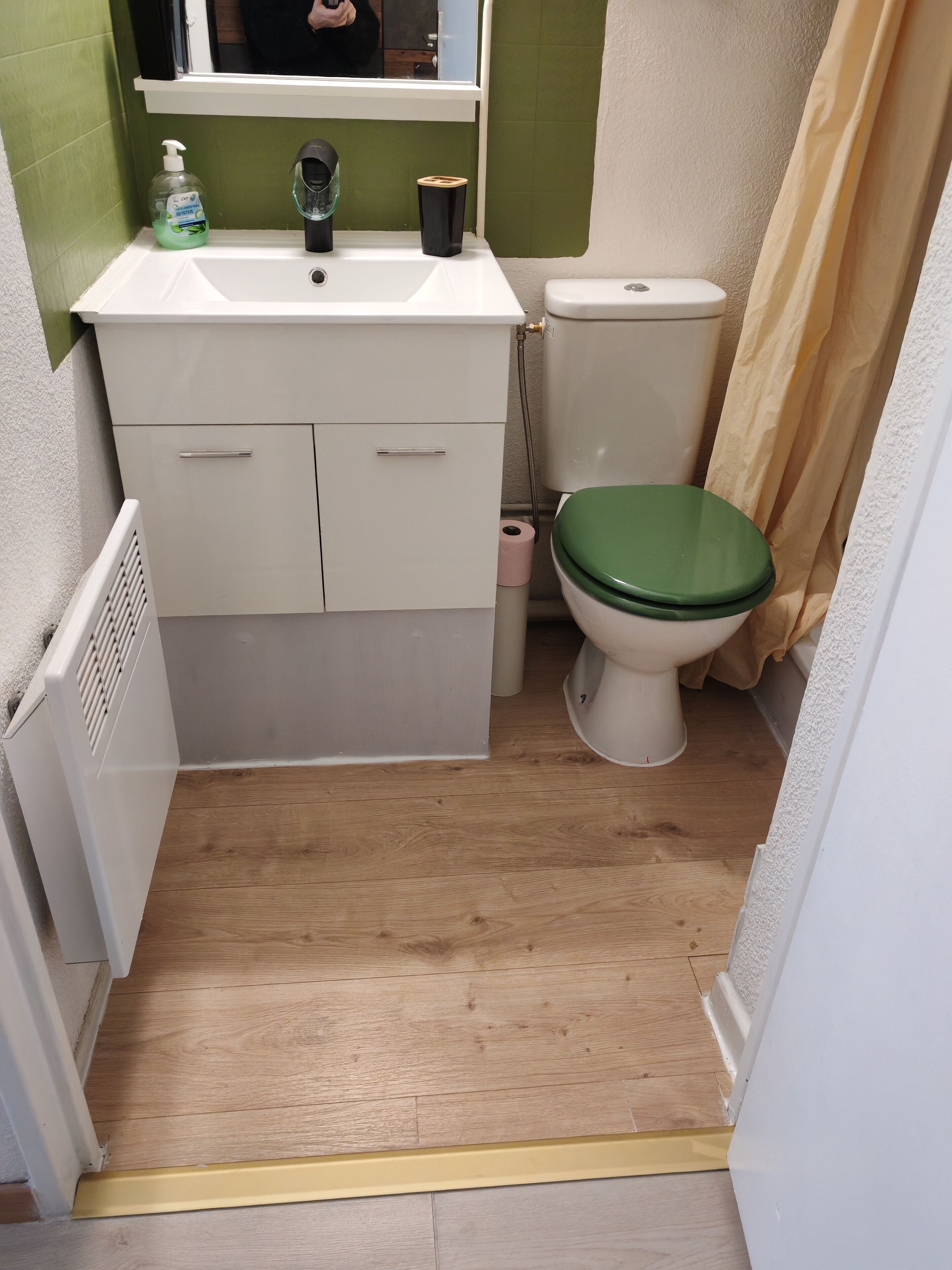 Secador de pelo, toallas, jabón y papel higiénico