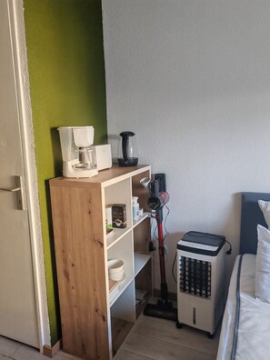 Tabla de planchar con plancha, wifi gratis, ropa de cama