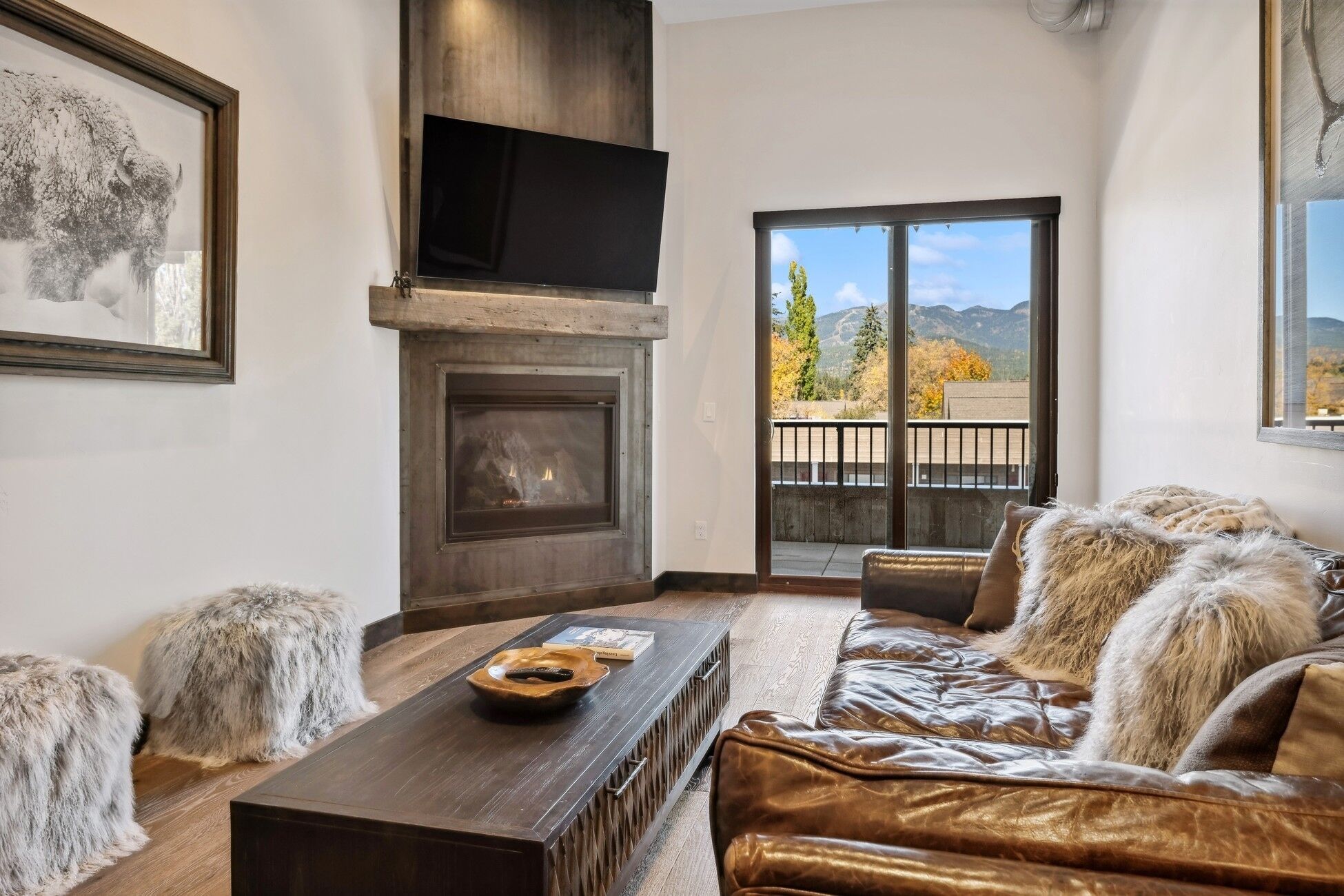 Book Now for Summer! Luxury Penthouse Suite in the heart of Downtown Whitefish w/Private Hot tub!