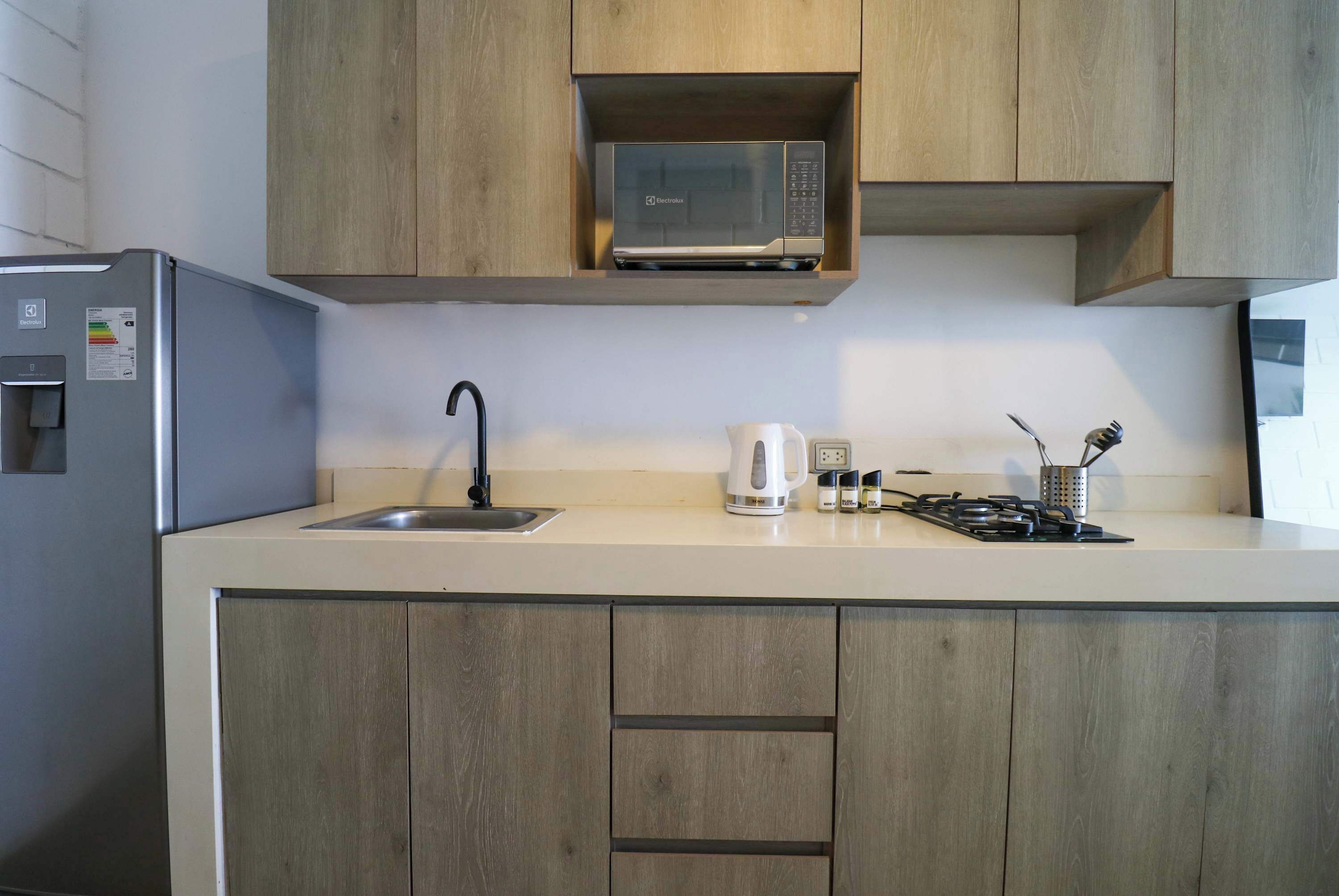 Een koelkast, een microgolfoven, een kookplaat, een broodrooster