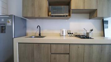 Refrigerador, microondas, placa de cocina, tostadora