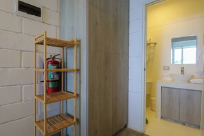 Douche, sèche-cheveux, serviettes fournies