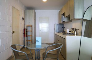 Kjøleskap, mikrobølgeovn, kokeplater og brødrister