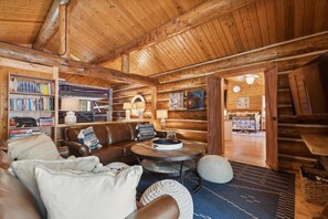 Smart TV, fireplace, books - Beautiful Montana Log Cabin Home! Stunning Forested Views! (Columbia Falls)