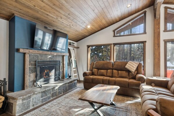 Smart TV y chimenea 