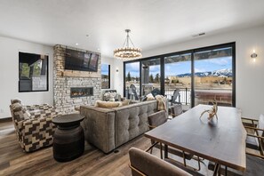 Smart TV, fireplace - Book for Winter! Condo at Eagle Lake! Hot Tub! Close to Downtown! (Whitefish)