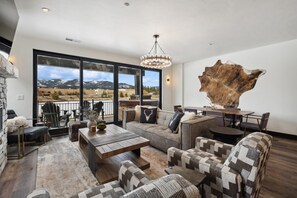 Smart TV, fireplace - Book for Winter! Condo at Eagle Lake! Hot Tub! Close to Downtown! (Whitefish)