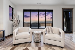 Smart TV, fireplace - Festive Availability! Penthouse at Eagle Lake! Private Hot Tub! Near Downtown! (Whitefish)