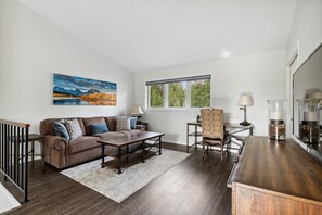 Smart TV, fireplace - Meadow Lake Townhome! Private Hot Tub! Fairway Views! (Columbia Falls)