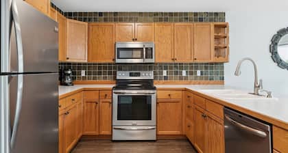 Festive Availability! Charming Meadow Lake Townhome! Private Hot tub with views of the 13th fairway!