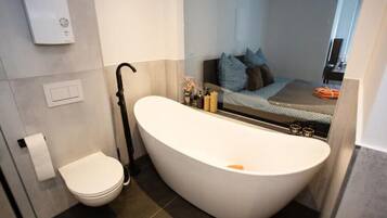 Dusche, kostenlose Toilettenartikel, Haartrockner, Handtücher