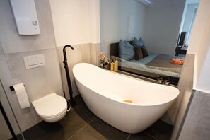 Douche, articles de toilette gratuits, sèche-cheveux
