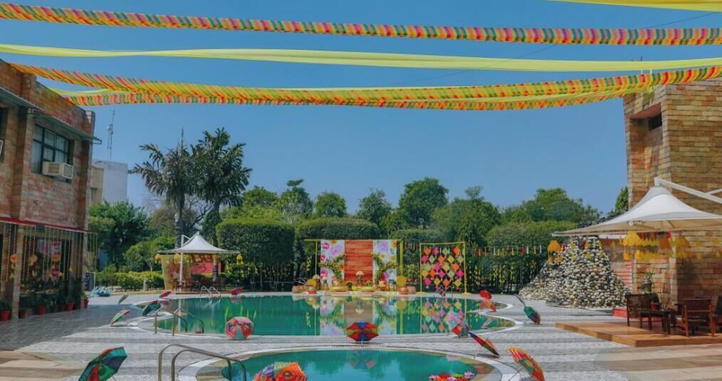 Outdoor pool, pool loungers