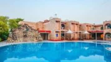 Outdoor pool, pool loungers