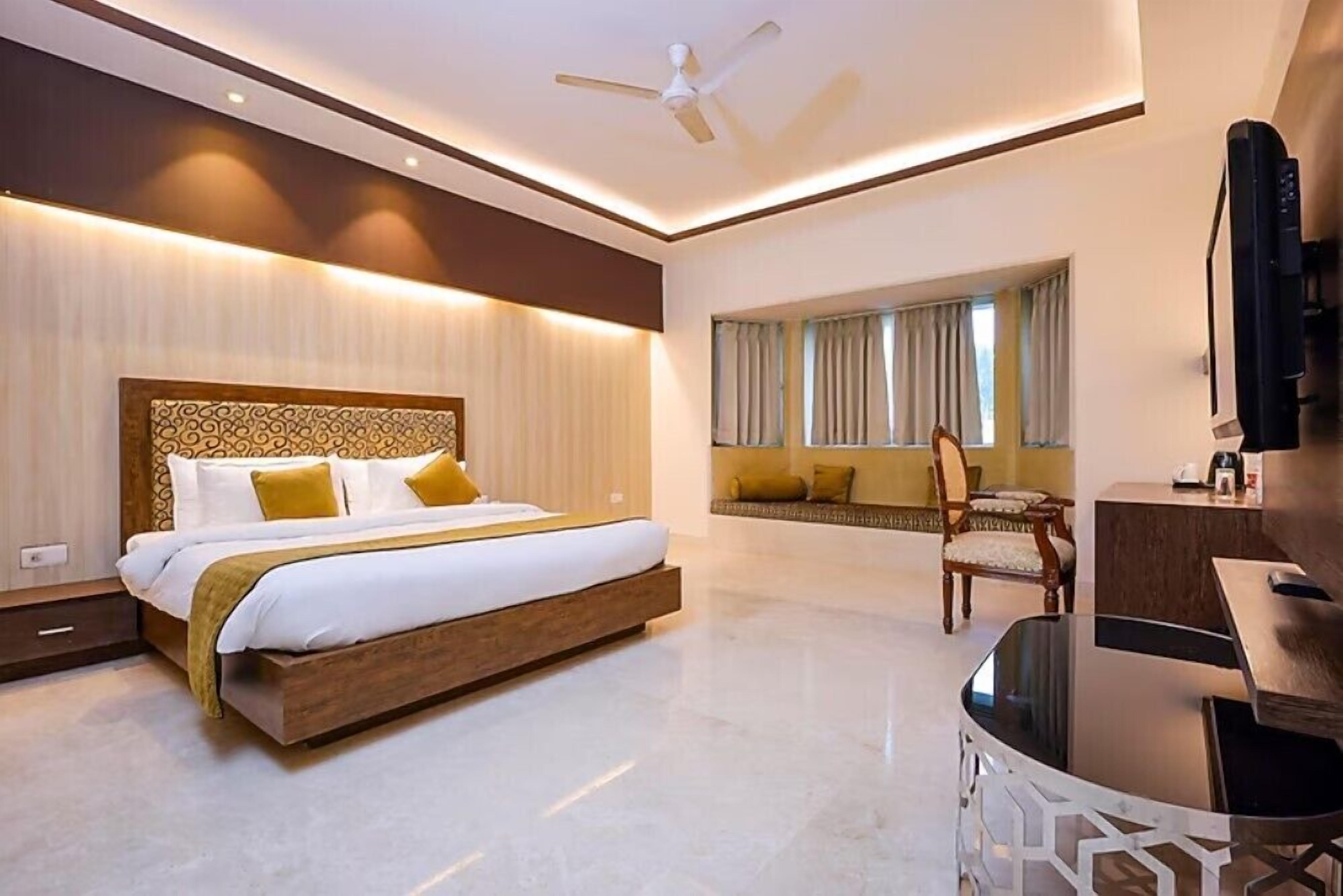 Superior-rum | Sängtillbehör av högsta kvalitet, minibar och skrivbord