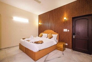 Standard Room | 1 bedroom, premium bedding, minibar, desk