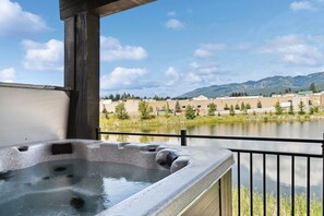 Un bain à remous avec vue sur un lac et des montagnes.