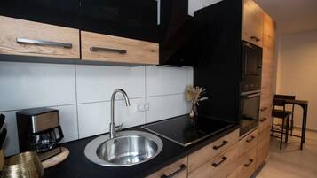 Kühlschrank, Mikrowelle, Ofen, Herdplatte