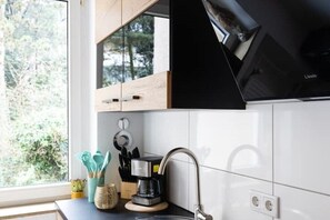 Jääkaappi, mikroaaltouuni, uuni, liesi