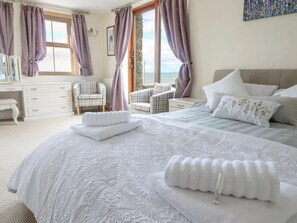 4 bedrooms, WiFi, bed sheets - A luxury modern home, surrounded by a picturesque ocean and welsh countryside. (Barmouth)