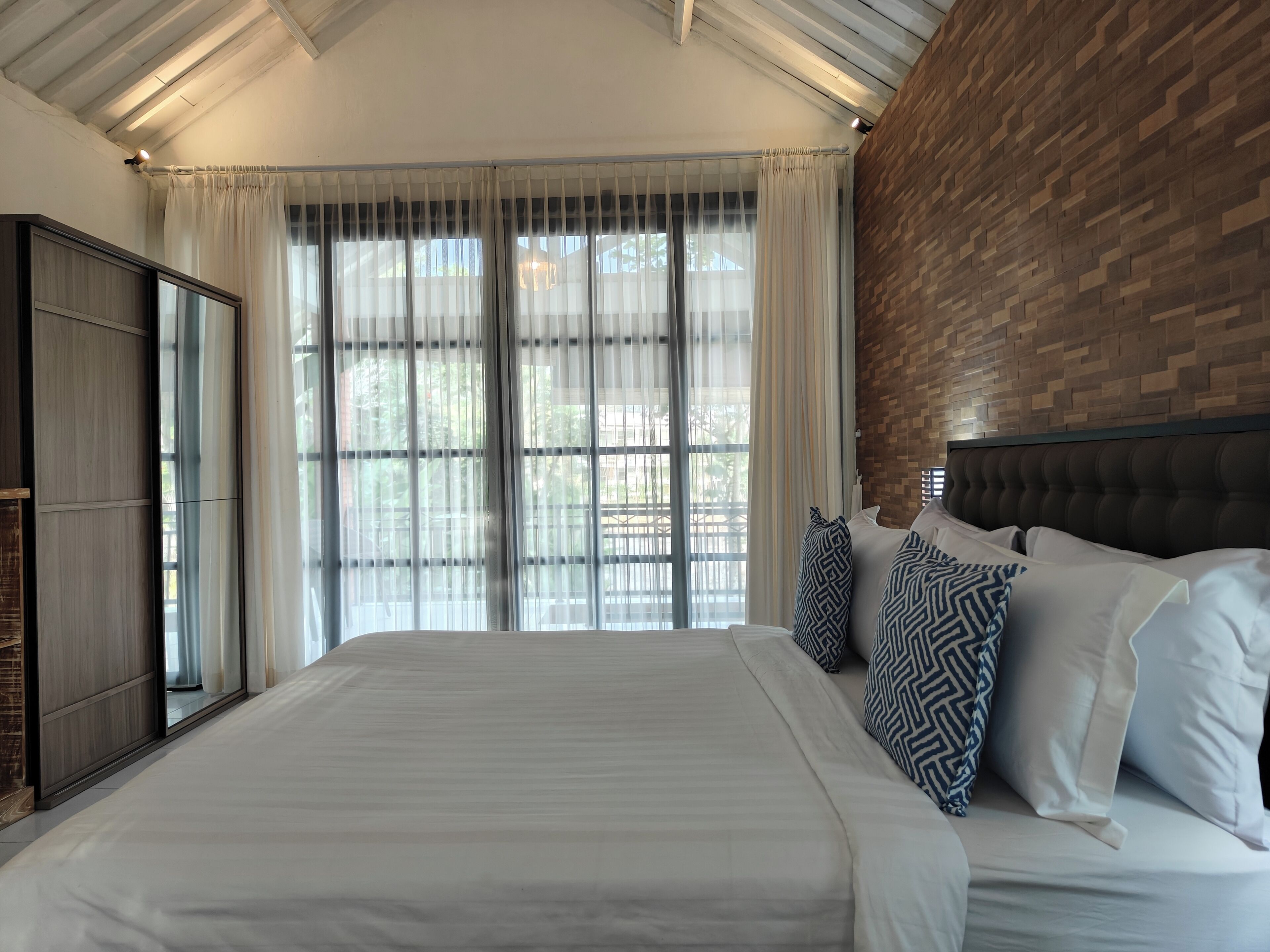 Executive Double Room | Desk, laptop workspace, free WiFi, bed sheets