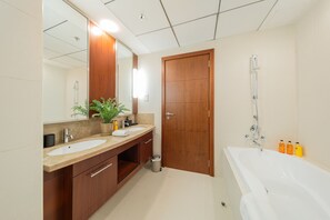 Appartement Luxe, 2 chambres, non-fumeur, vue ville | Salle de bain