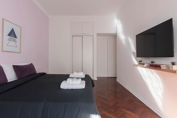 5 bedrooms, desk, iron/ironing board, WiFi