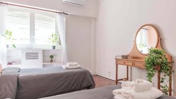 5 bedrooms, desk, iron/ironing board, WiFi