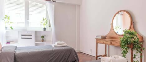 5 bedrooms, desk, iron/ironing board, WiFi