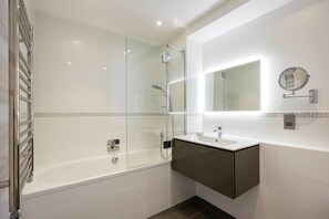 Een douche, een haardroger, handdoeken