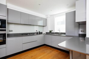 Een koelkast, een microgolfoven, een oven, een kookplaat